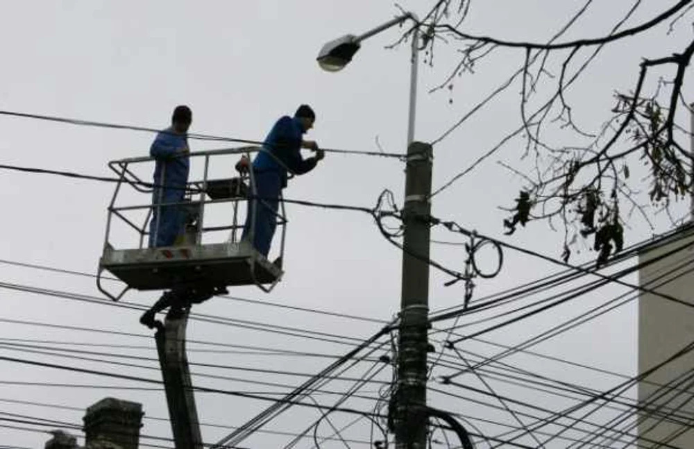 După criza apei, municipiul Câmpina nu are nici energie electrică. Viscolul a lăsat în beznă peste 21.000 de locuințe din Prahova