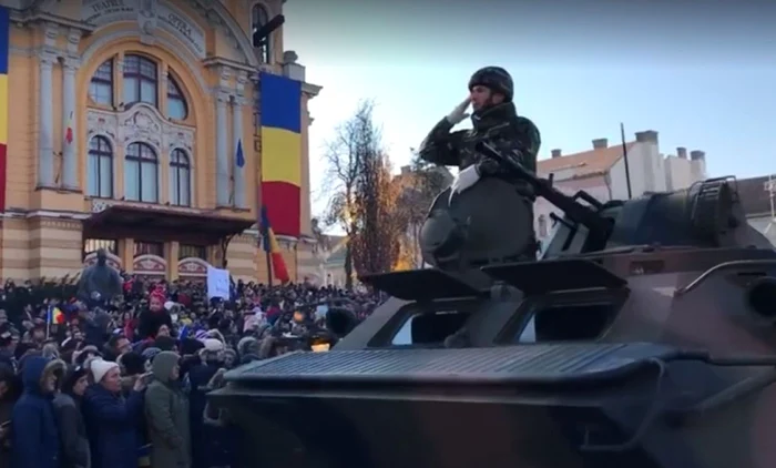 Blindatele şi avioanele din dotarea armatei au fost vedetele paradei militare de la Cluj