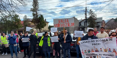 Părinții din Valea Voievozilor nu și-au mai lăsat copiii la școală de când a fost aprobat transferul de la Coresi. FOTO incomod-media.ro