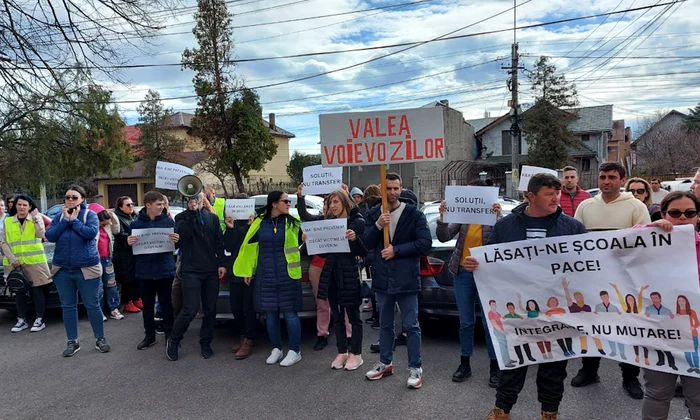 Părinții din Valea Voievozilor nu și-au mai lăsat copiii la școală. FOTO incomod-media.ro