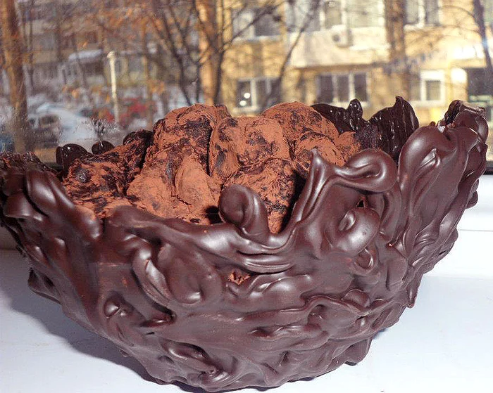 
    Coşuleţ din ciocolată cu trufe  