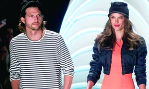 Ashton a fost surprins cu ochii  pe fotomodelul Alessandra Ambrosio,  fiindcă mereu agăţa femei  ca să facă sex în trei cu Demi jpeg