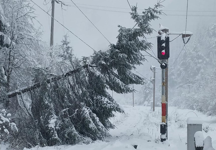 Circulația trenurilor, afectată în mai multe județe din cauza condițiilor meteo nefavorabile. Anunțul făcut de CFR