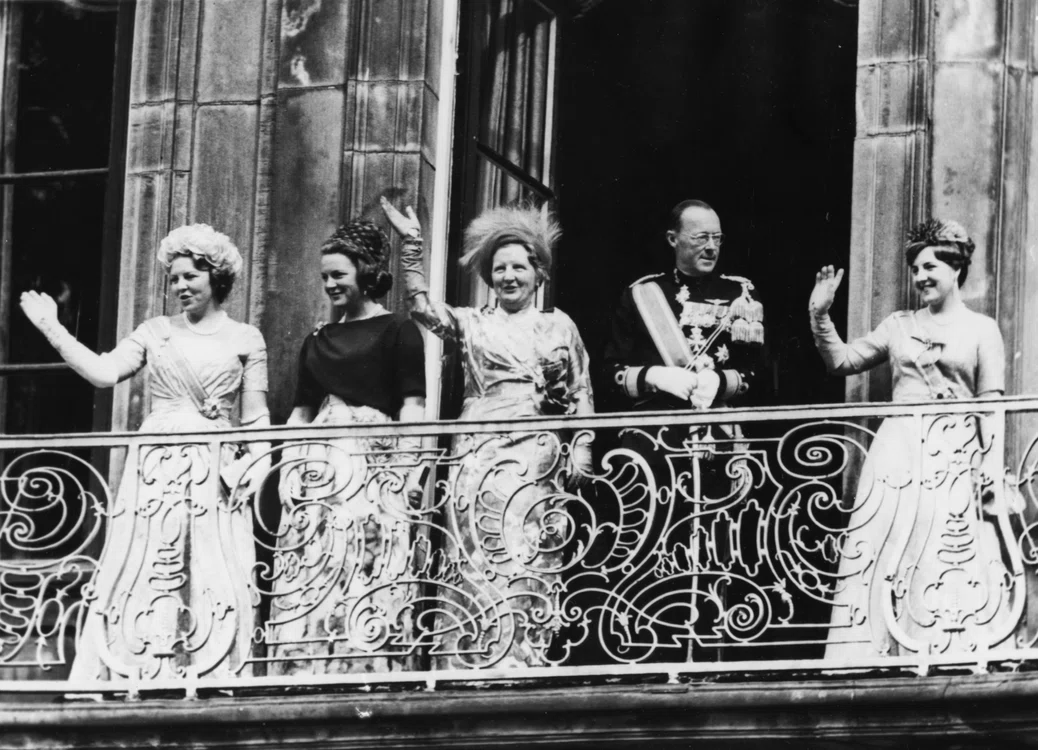 Regina Beatrix și Regina Juliana a Olandei   GettyImages 562648369 jpg