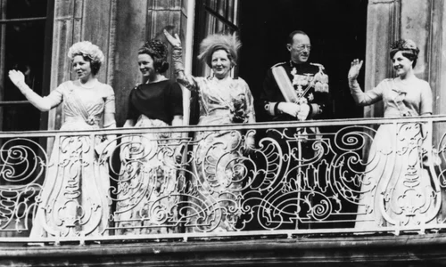 Regina Beatrix și Regina Juliana a Olandei   GettyImages 562648369 jpg