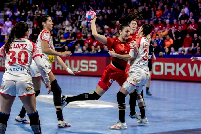 
    Eliza Buceschi era jucătoare de bază a echipei naționale de handbalFOTO: Sportpictures.eu  