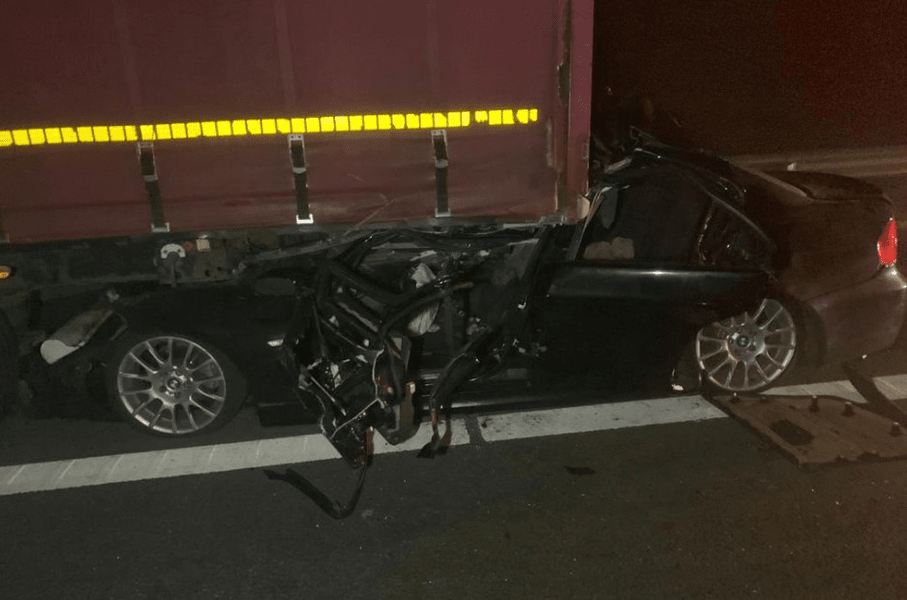 Accident mortal pe A1. O tânără de 25 de ani a intrat cu un BMW sub un TIR