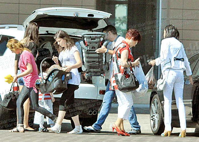 Mămica Luciu a vrut să  stea neapărat lângă Kim,  Karoly şi Kevin în maşină