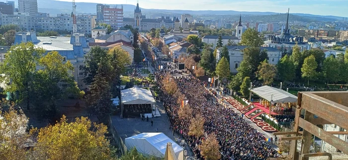 Zeci de mii de pelerini așteaptă să se roage Sfintei Parascheva - Foto Dan Coțcaru ( courtesy image)