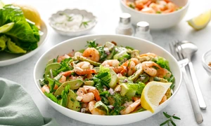 Salata de creveti  Sursa foto shutterstock 2453670855 jpg
