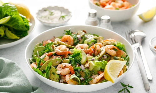 Salata de creveti  Sursa foto shutterstock 2453670855 jpg