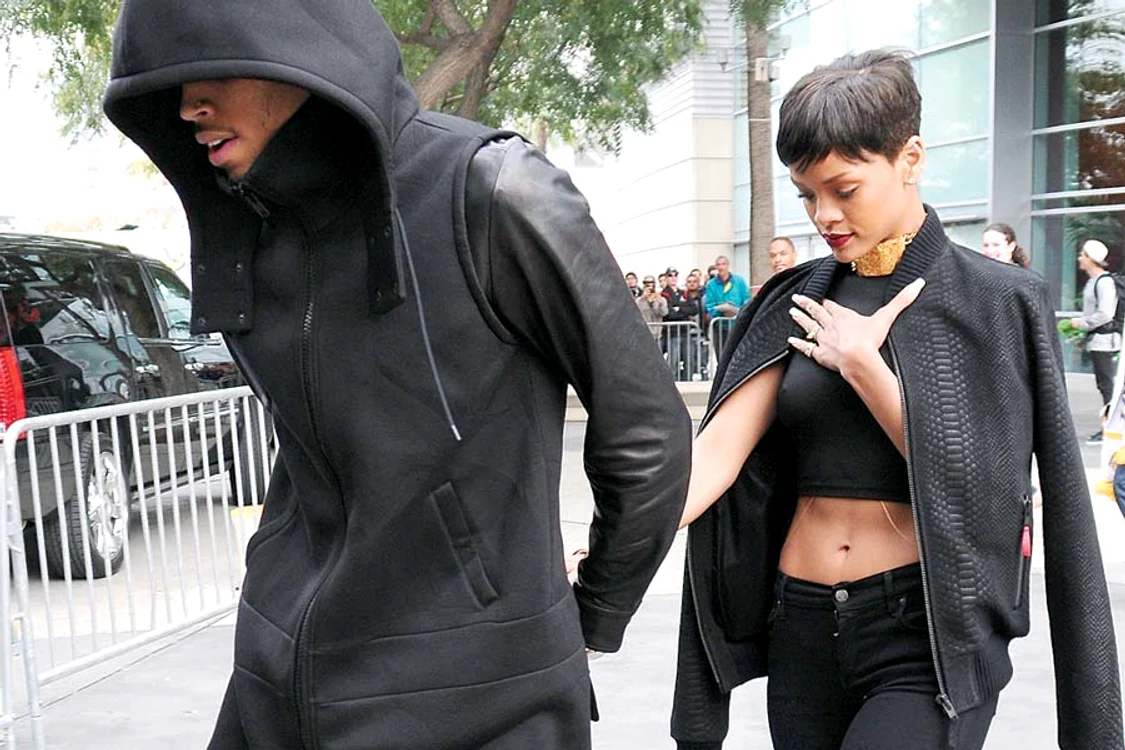 Rihanna e din nou  fericită alături de  Chris Brown. Pare să  fi dat cu totul uitării  bătaia cruntă pe care  a încasat-o de la  rapper în februarie  2009 şi în urma căreia  s-a ales cu  vânătăi