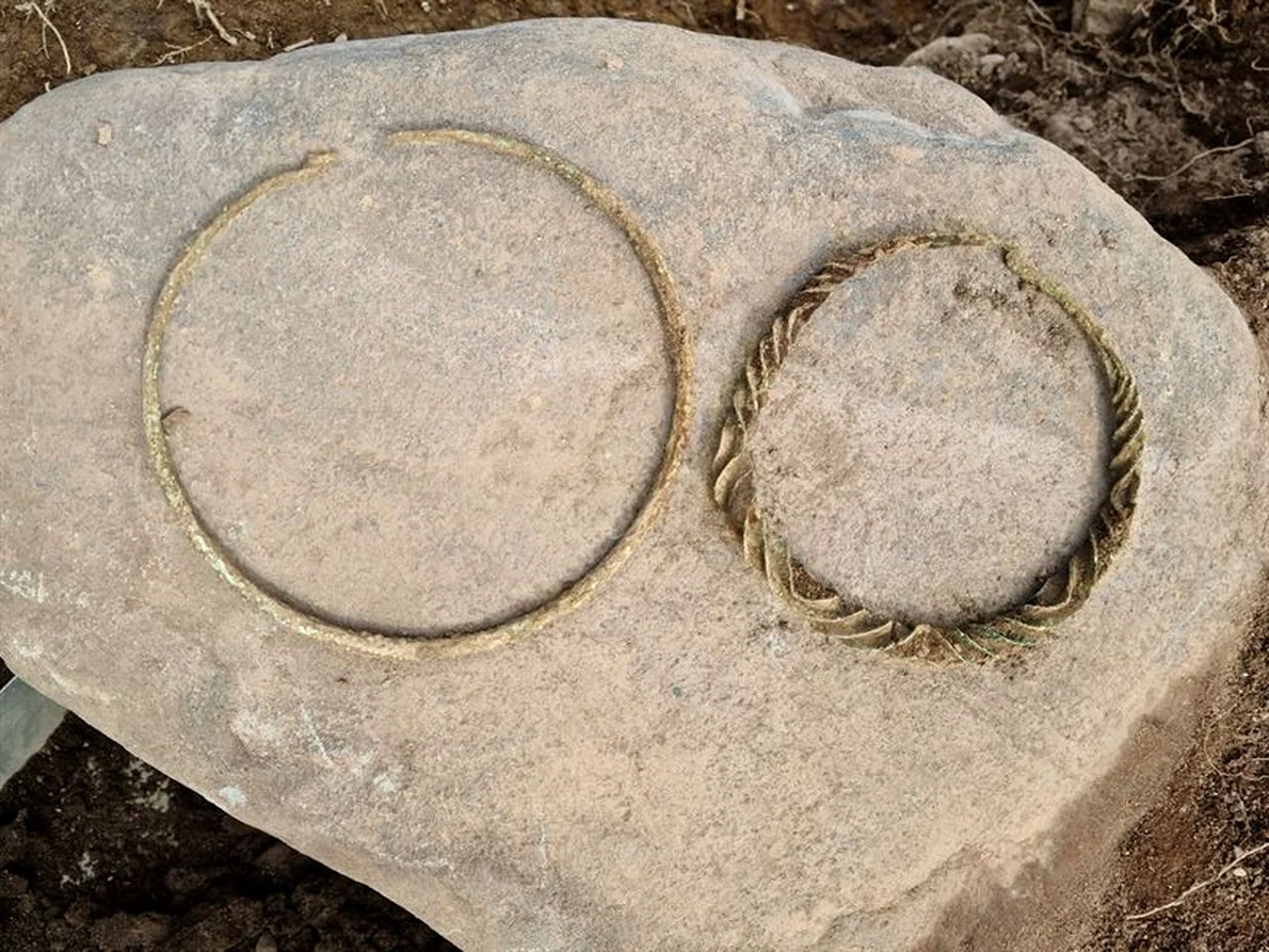 Două inele pentru gât neobișnuite din Epoca Bronzului, descoperite într-un mormânt vechi de 2.500 de ani (© Arkeologerna)