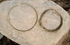 Două inele pentru gât neobișnuite din Epoca Bronzului, descoperite într-un mormânt vechi de 2.500 de ani (© Arkeologerna)