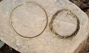 Două inele pentru gât neobișnuite din Epoca Bronzului, descoperite într-un mormânt vechi de 2.500 de ani (© Arkeologerna)