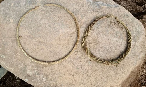 Două inele pentru gât neobișnuite din Epoca Bronzului, descoperite într-un mormânt vechi de 2.500 de ani (© Arkeologerna)