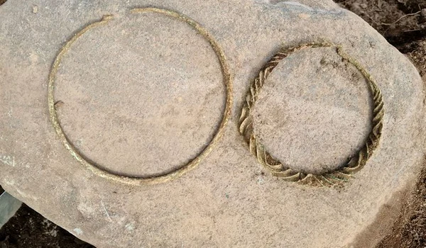 Două inele pentru gât neobișnuite din Epoca Bronzului, descoperite într-un mormânt vechi de 2.500 de ani (© Arkeologerna)