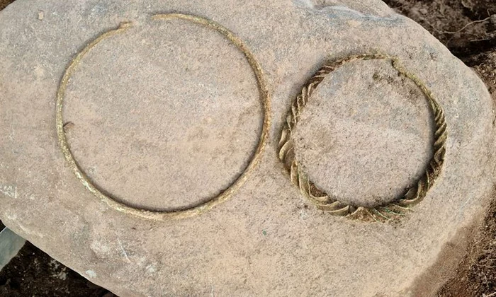 Două inele pentru gât neobișnuite din Epoca Bronzului, descoperite într-un mormânt vechi de 2.500 de ani (© Arkeologerna)