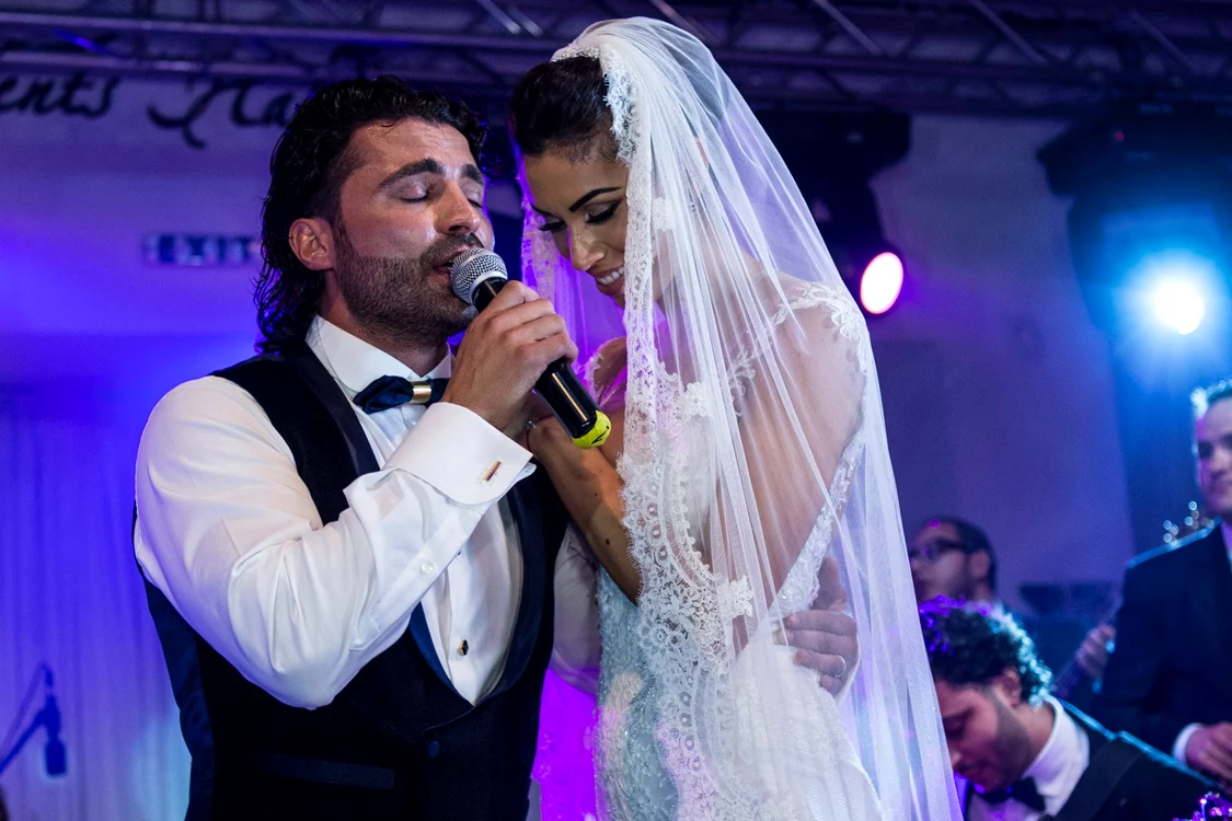 
    Naşii au ajutat mirii să taie tortulFoto Captură Pro Tv  