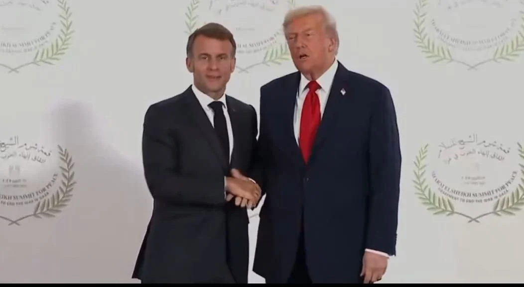 Încleștarea mâinilor dintre Trump şi Macron timp de 26 de secunde a uimit internetul. „S-au angajat într-o luptă de skandenberg”