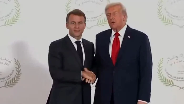 Macron și Trump și-au strâns mâinile timp de 26 de secunde FOTO: Captură X