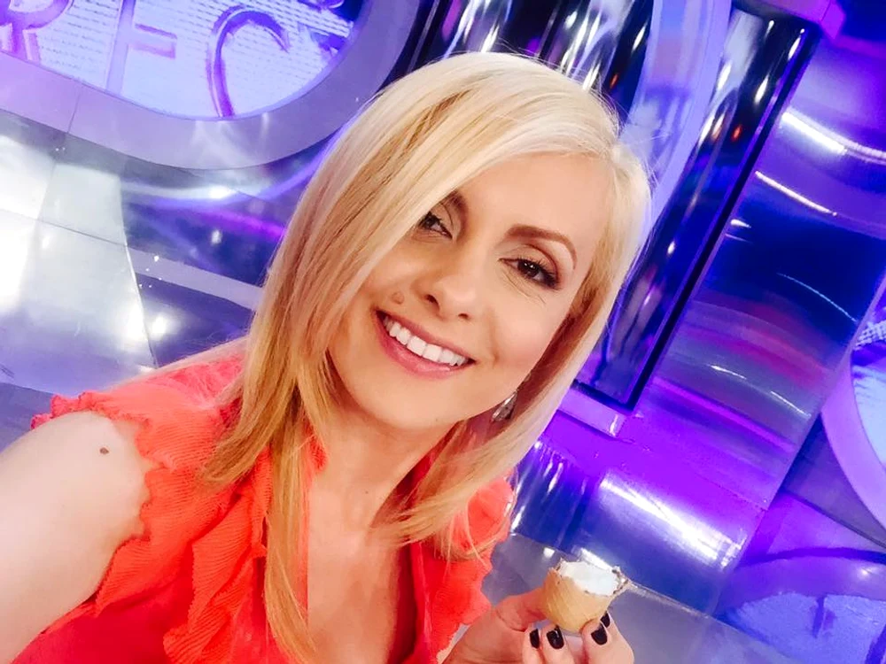 Simona Gherghe a savurat o înghețată în pauza publicitară