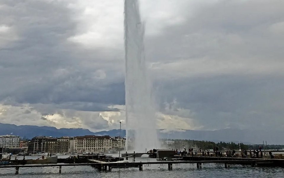 Un tânăr a fost aruncat în aer de forța apei după ce a urcat pe fântâna uriașă Jet d'Eau din Geneva