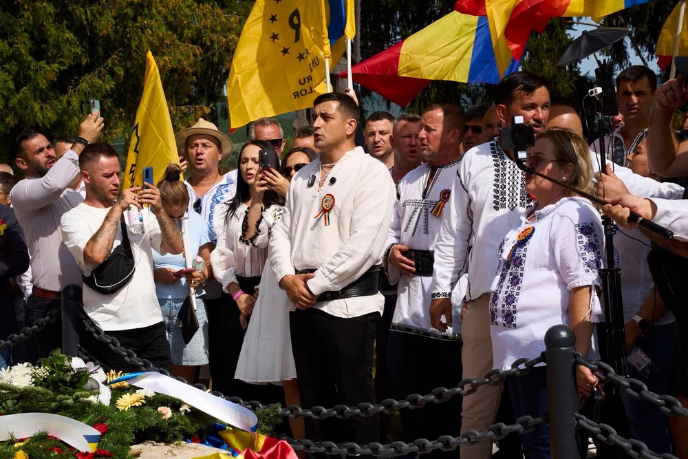 Simion și alaiul său, scandal la Țebea. Fotograful liderului AUR a urcat pe mormântul lui Avram Iancu, de unde a fost scos de preot