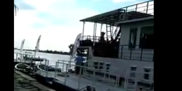 Ambarcatiune Sulina scăpată de sub control FOTO Captura video