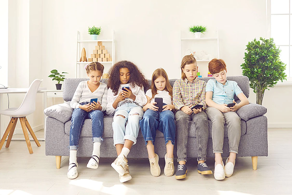 Tinerii petrec foarte mult timp pe social media. Sursa: Shutterstock