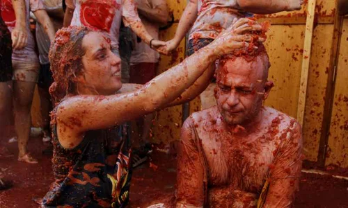 Festivalul «Tomatina» se sfârşeşte în fiecare an într o «ocean roşu» jpeg
