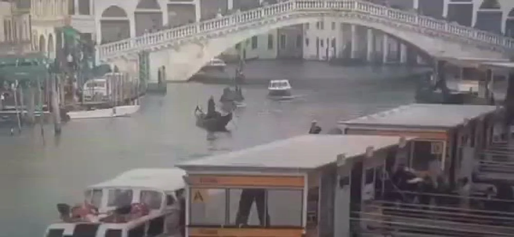 Panică pe Canal Grande: Un feribot scăpat de sub control a spulberat mai multe gondole în Veneția