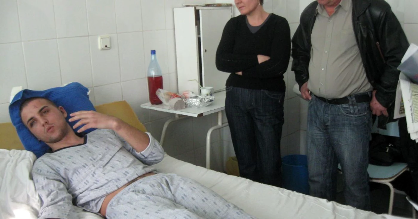 Nicolae Radu pe patul spitalului si părinţii lui