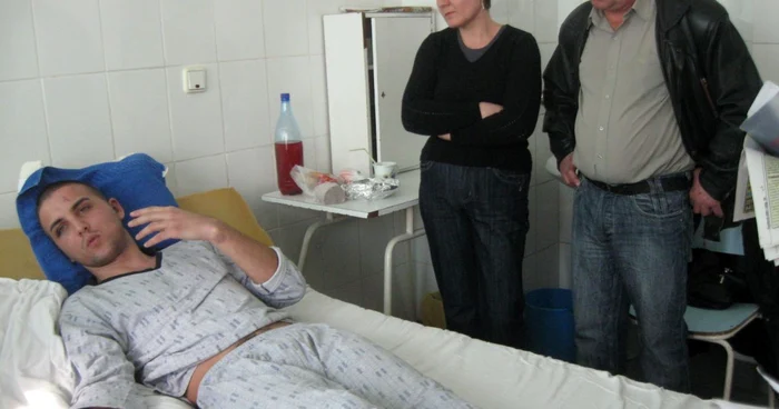 Nicolae Radu pe patul spitalului si părinţii lui