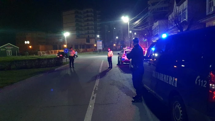 Poliţiştii şi jandarmii verifică în fiecare zi şi respectarea restricţiilor de deplasare FOTO: IPJ Olt