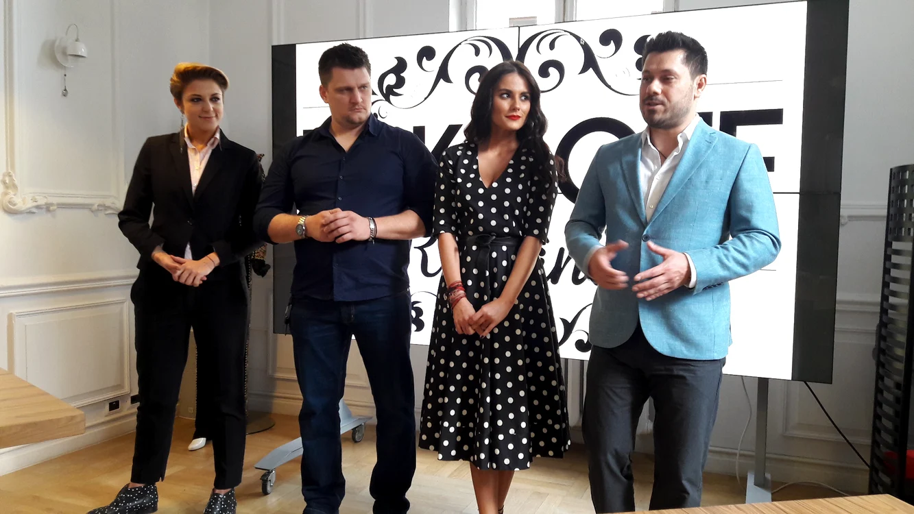 Nicolle Stănese (în dreapta) i-a prezentat pe Simona Pope, Alex Stan (în stânga) și Tudor Constantinescu, cei care au oferit note concurenților