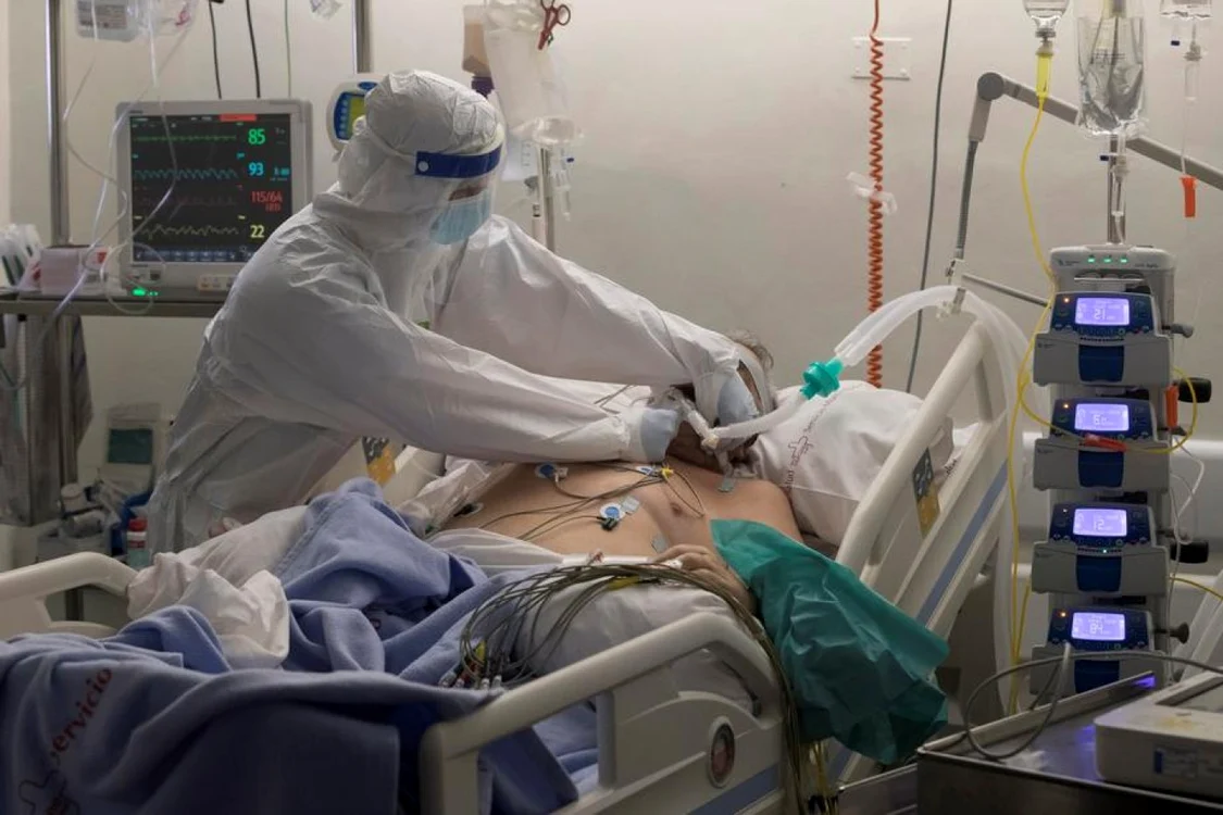 937 de pacienţi sunt la Terapie Intensivă FOTO EPA