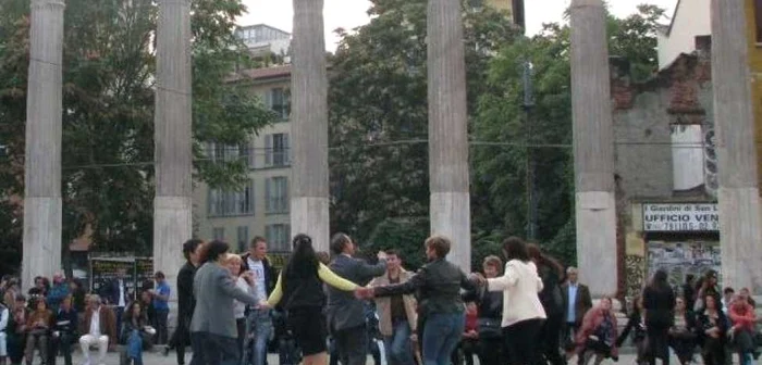 Românii au încins mai multe sârbe şi hore în Piazza San Lorenzo alle Colonne, din Milano