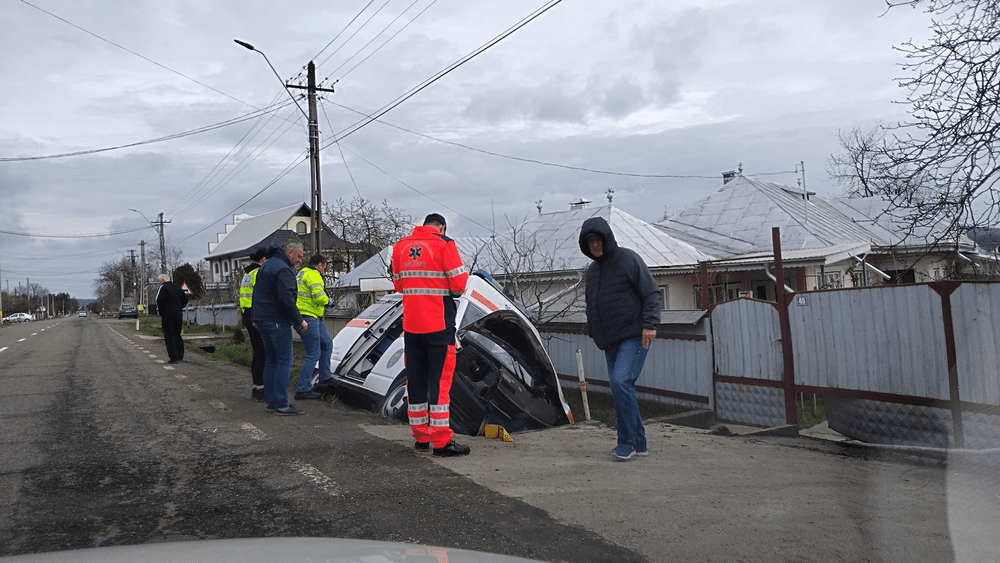 Ambulanţă intrată într-un cap de pod, în Neamț. Accidentul s-a soldat cu trei victime 