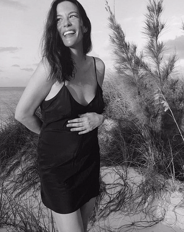 Liv Tyler și-a etalat burtica pe internet