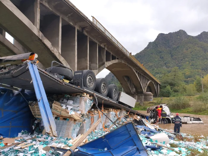 Accident pe DN 7 - Vâlcea - camion căzut în albia râului Lotru de pe un viaduct Foto Adevărul