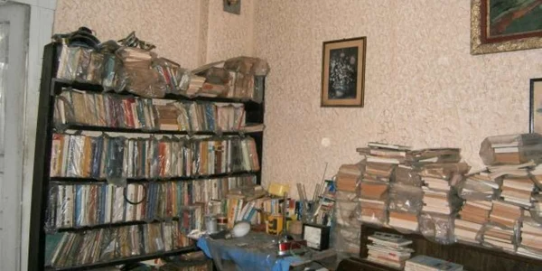  Pereţii sunt acoperiţi de cărţi