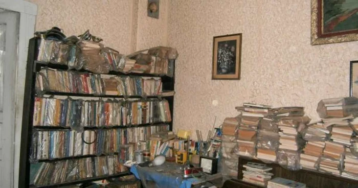 Pereţii sunt acoperiţi de cărţi