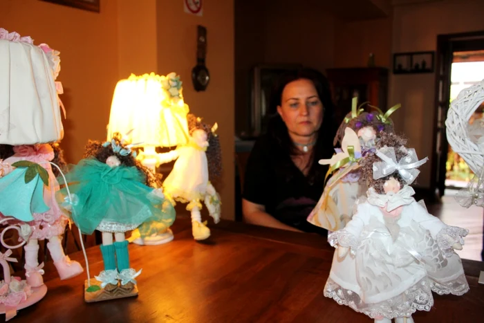 Simona Bumbaru realizează veioze şi bijuterii unicat Foto: Alin Ion