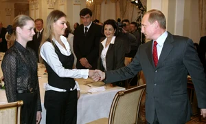 Alina Kabaeva și Vladimir Putin, la ceremonia de întâmpinare a sportivilor ruși care au participat la Olimpiada din 2004 jpeg