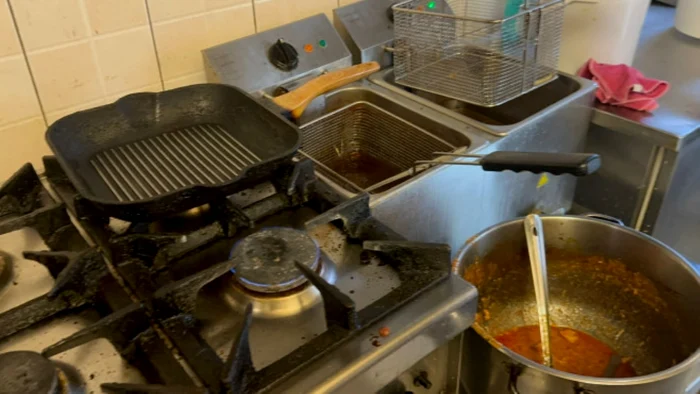 Copiii primeau mâncare din buctăria restaurantului. FOTO: ANPC