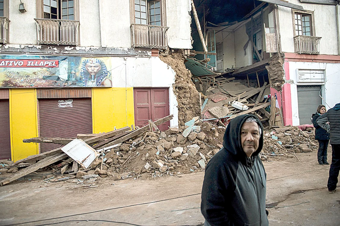 
    Multe case au fost distruse  