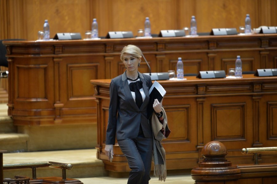 Un nou circ în Parlament cu replici acide din AUR, POT și SOS. Cine sunt doamnele care au dat tonul