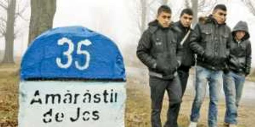 Elevii din Ocolna merg la şcoală pe jos sau fac autostopul  