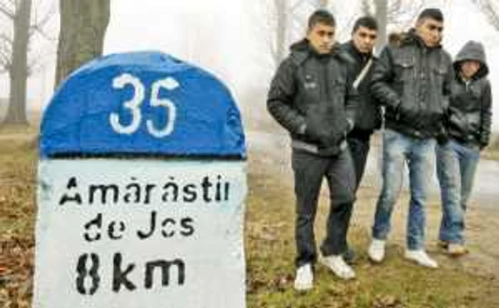 Elevii din Ocolna merg la şcoală pe jos sau fac autostopul